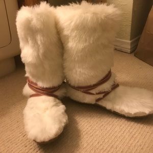 New Kenneth Cole Reaction White faux fur boots. 8M